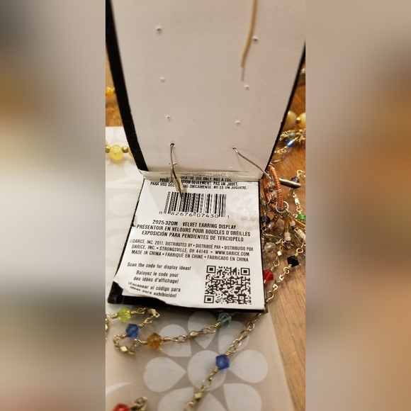 Velvet earring display - Picture 3 of 5